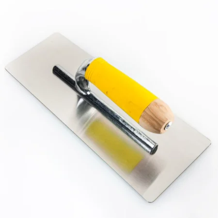 FRATTAZZA-TONDA-INOX-MANICO-LEGNO-E-GOMMA-giallo